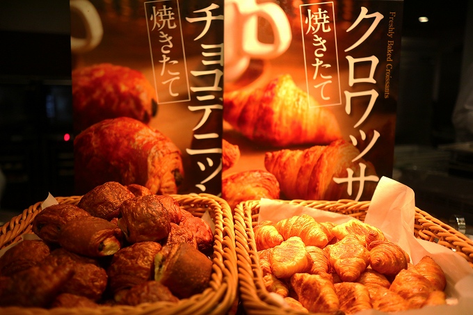 焼き立てクロワッサンとチョコデニッシュ