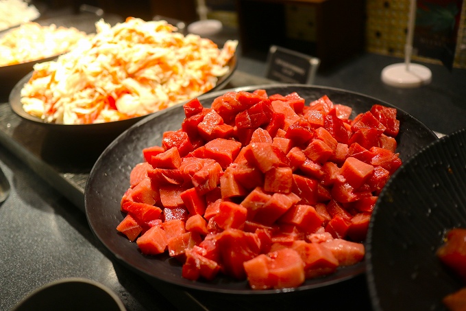 海鮮丼の生マグロ