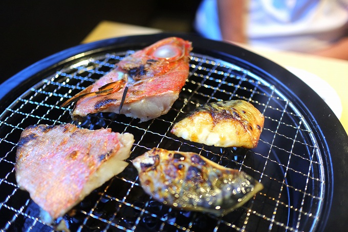 キンメダイとサバの干物を網で焼く