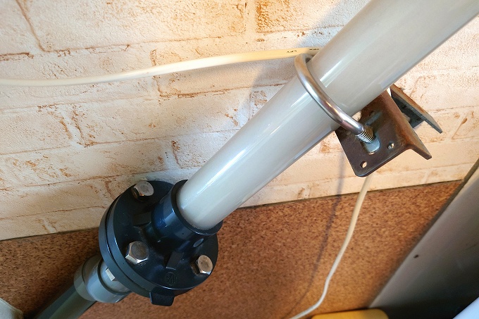 パイプの中を振動しながら源泉が流れていく