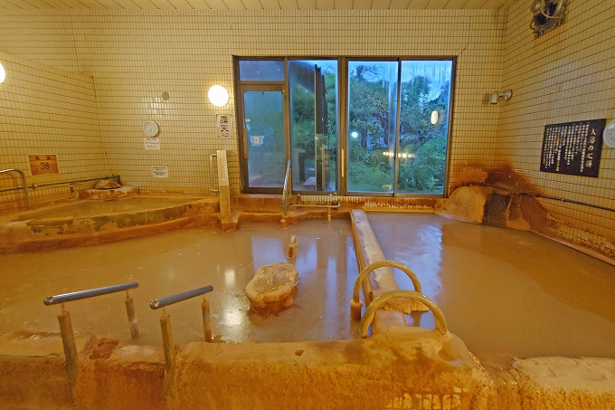 花山温泉の内湯浴槽