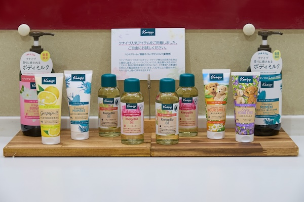 洗面台には、自由に使えるクリームやオイルなど、「クナイプ」の人気アイテムが
