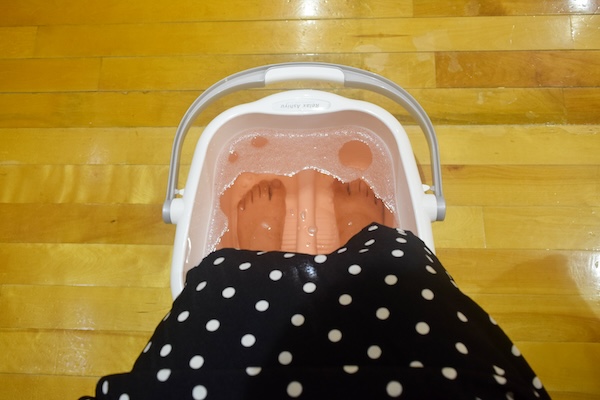 『グーテエアホールング バスソルト ジュニパー＆アルニカの香り』を足湯で体験