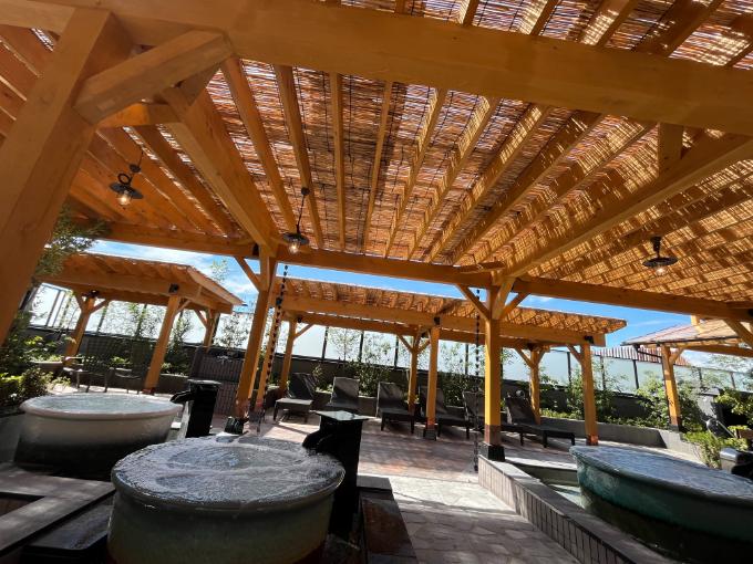 開放感のある露天風呂エリア