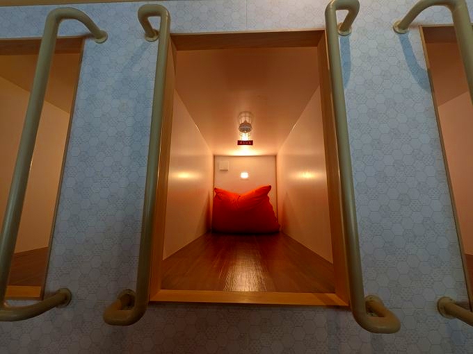 カプセルホテルのようなプライベートな空間