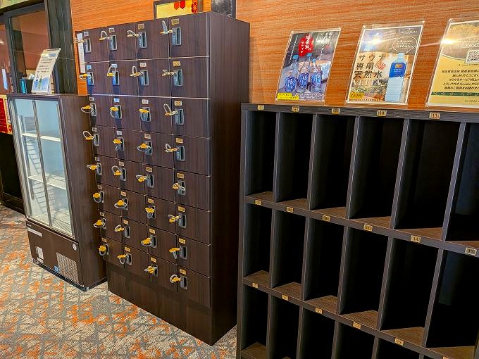 貴重品ロッカーと冷蔵庫