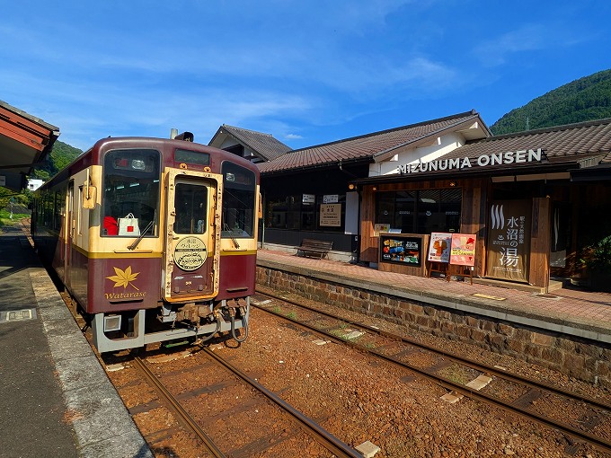 駅のホームにある水沼の湯入口