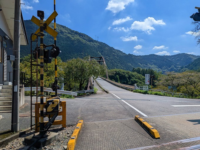 踏切と橋を渡って行きます。