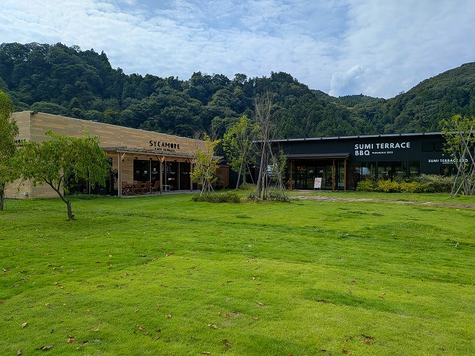 「シカモアテラスカフェ」と「スミテラスBBQ水沼」