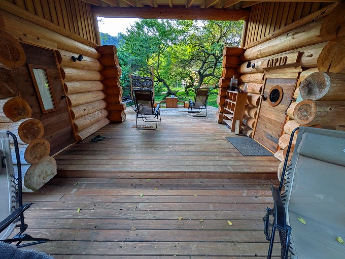 右がサウナ、左が更衣室、奥が水風呂と外気浴スペース