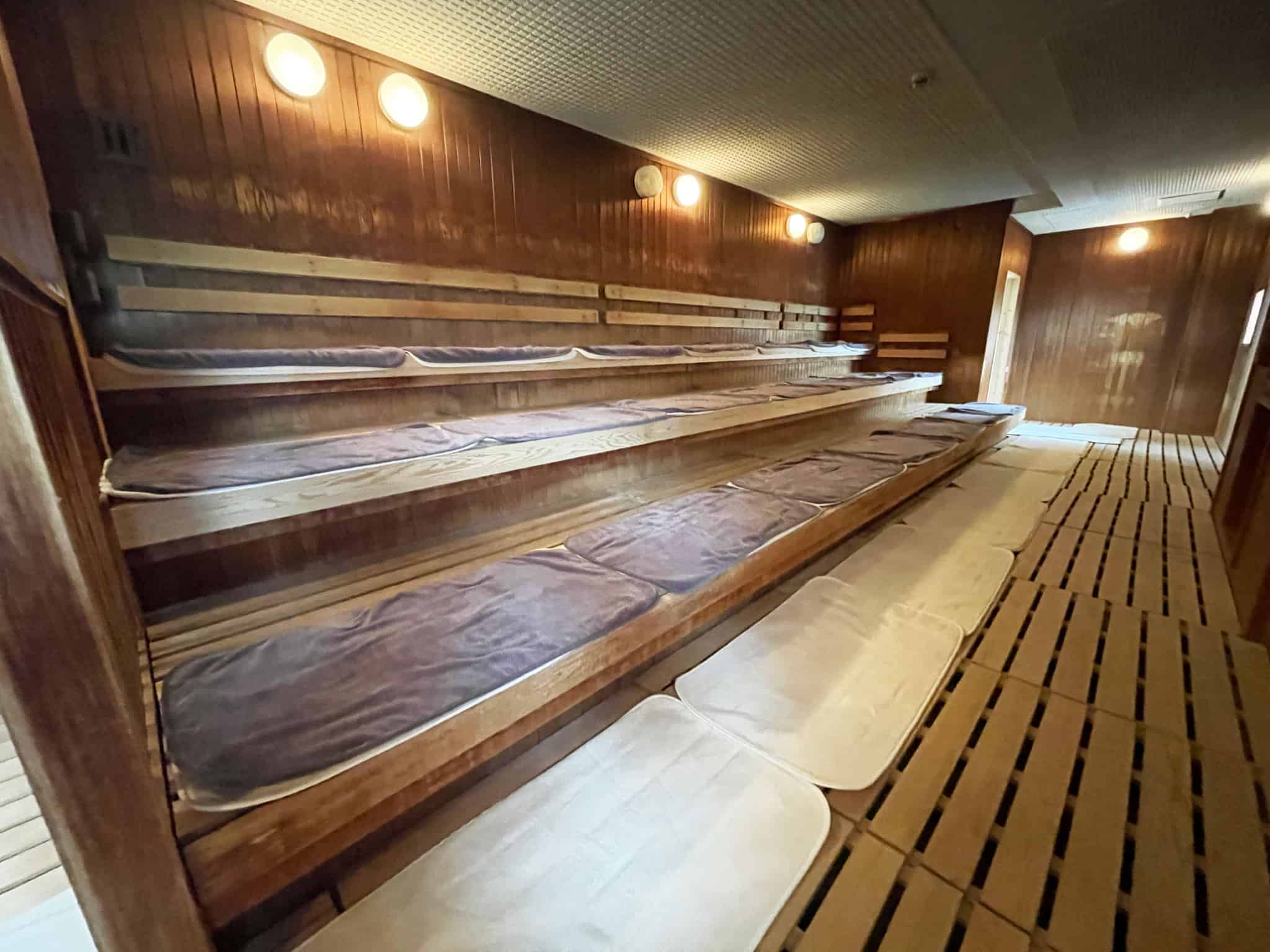 「六甲サウナ」はタワー型で、上の段ほど体感温度が高くなります