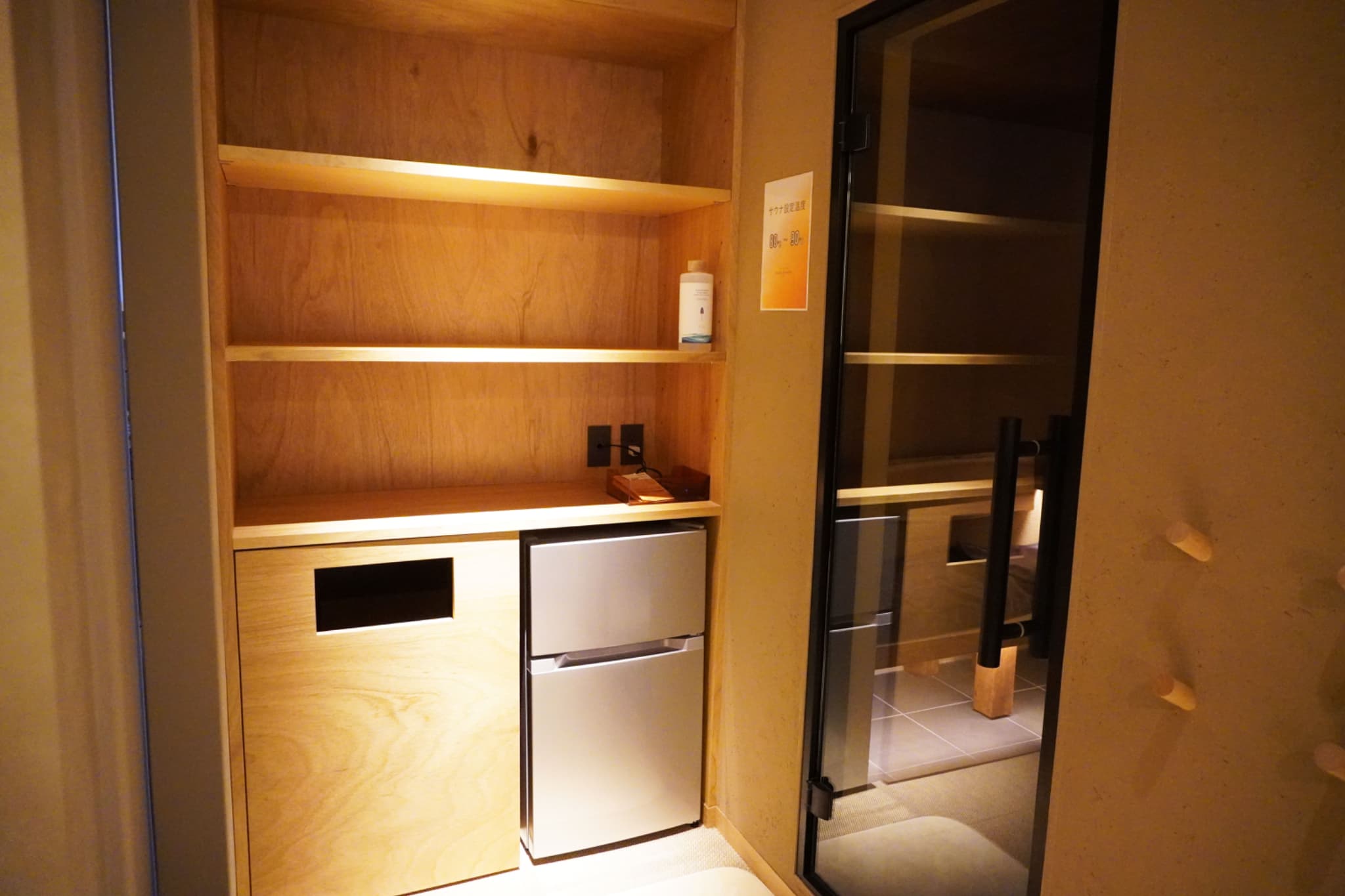 サウナ室のすぐ前には冷蔵庫もあるので、水分補給もバッチリです