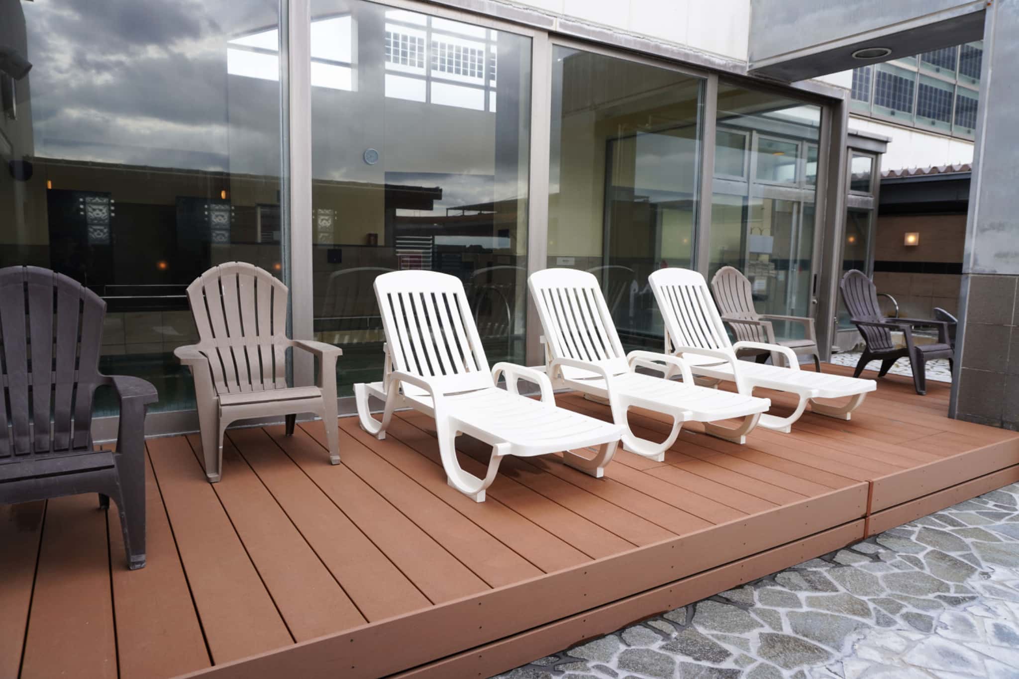 外気浴用の椅子もたくさん！