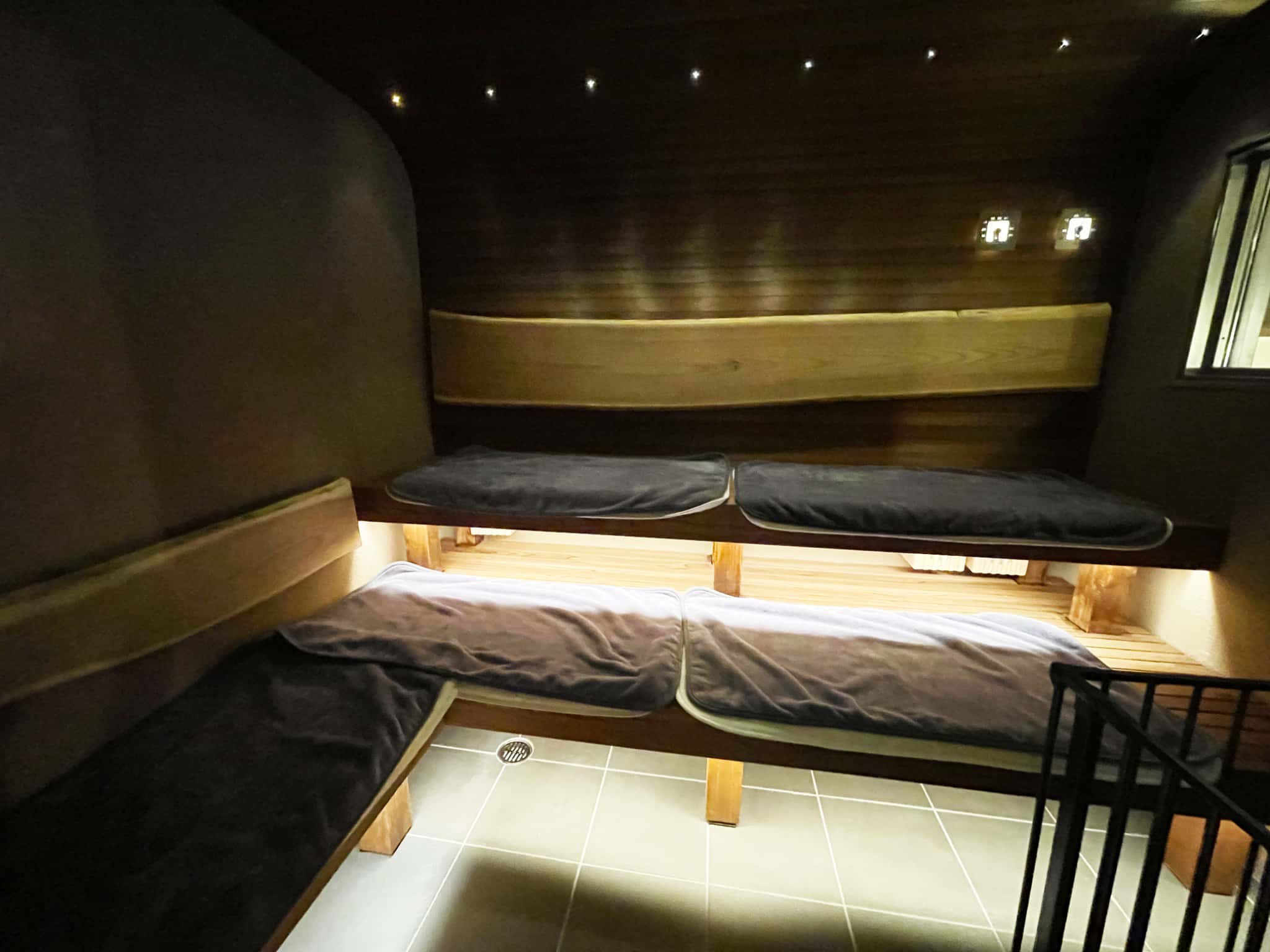 サウナ室内も優しい調光で癒しの雰囲気です