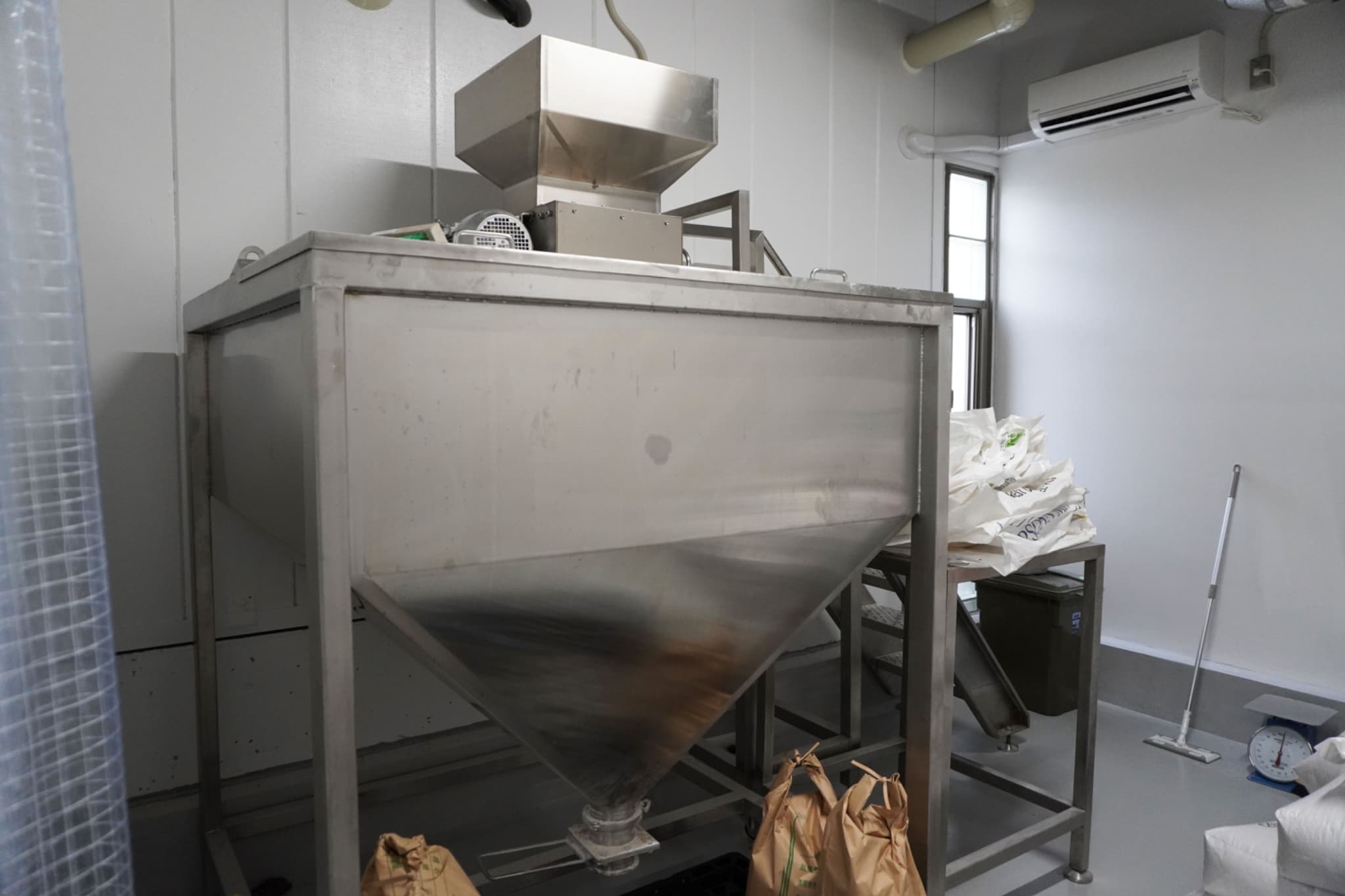 原料の麦芽を砕く機械