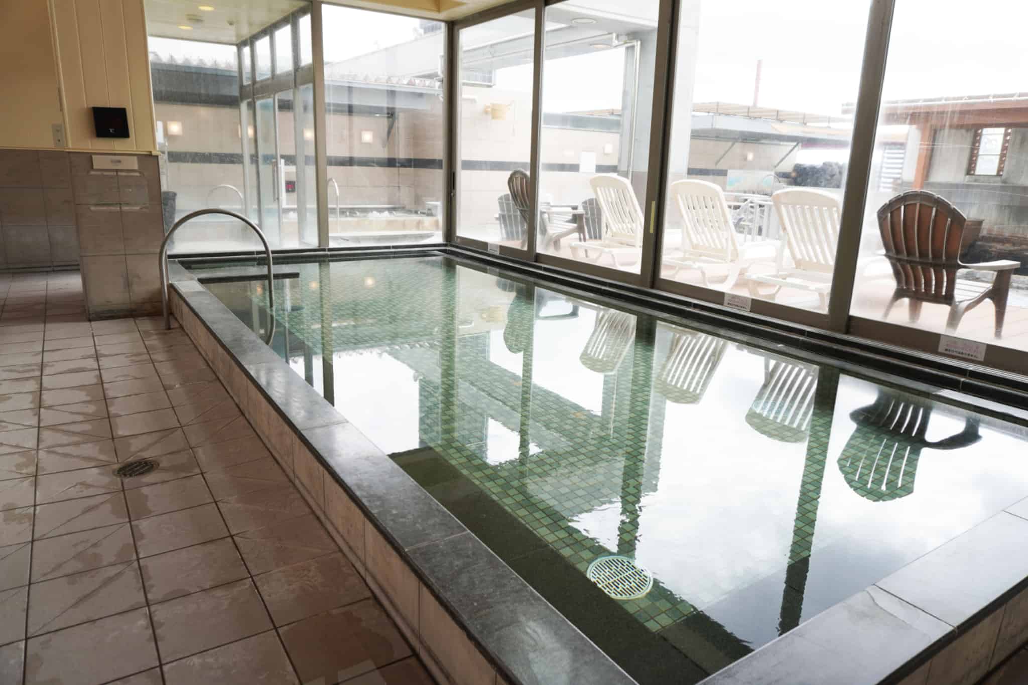 メインの広々とした浴槽！奥では電気風呂も楽しめます