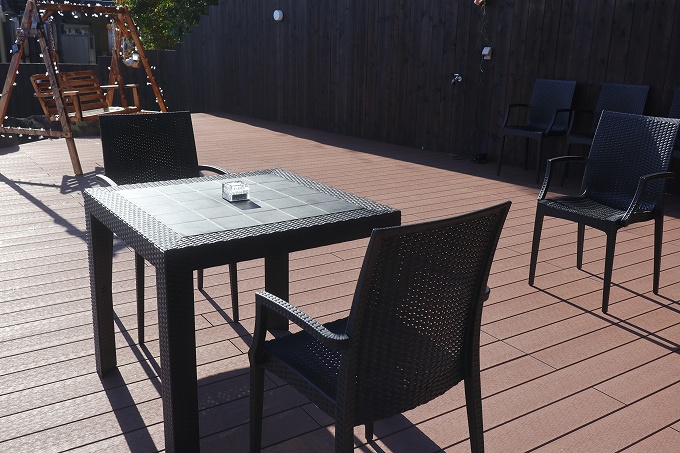 天空露天プールのイスとテーブル