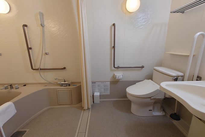 バリアフリー客室の浴室とトイレ