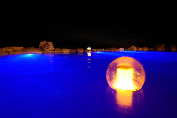 天空露天プールのライトアップ