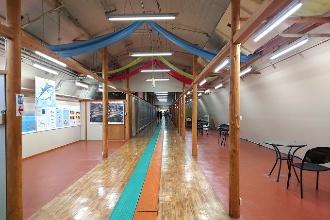 本館から日昇館、なぎさ館へ向かう通路