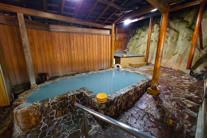 滝の湯の半露天風呂側の岩風呂