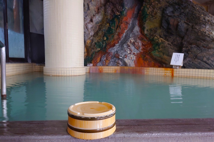 滝の湯の浴槽と湯口