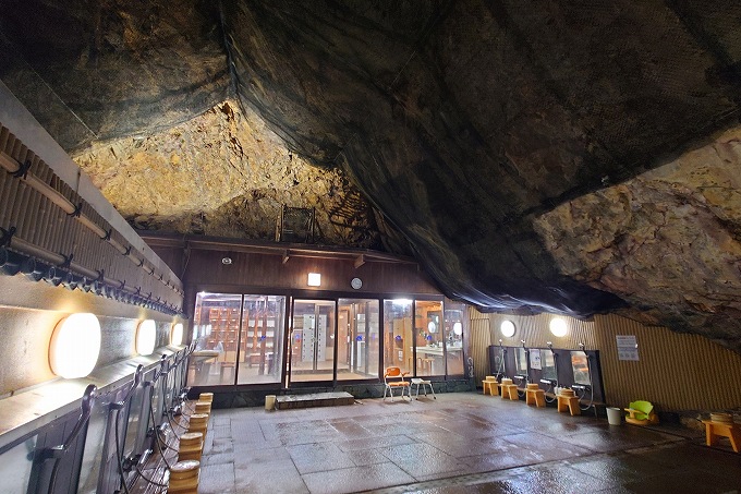 玄武洞の浴室から脱衣所側を振り返って