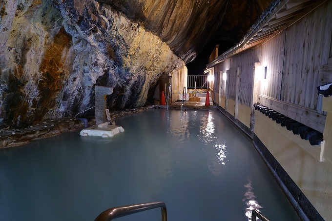 玄武洞の男湯の先端側