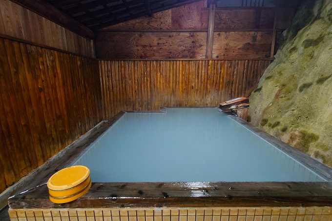 滝の湯の半露天風呂側の四角い浴槽