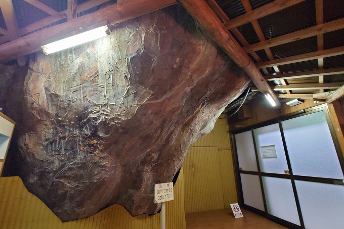 脱衣所前の大岩