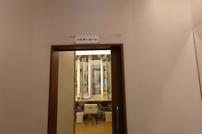 女性専用パウダールームの入り口