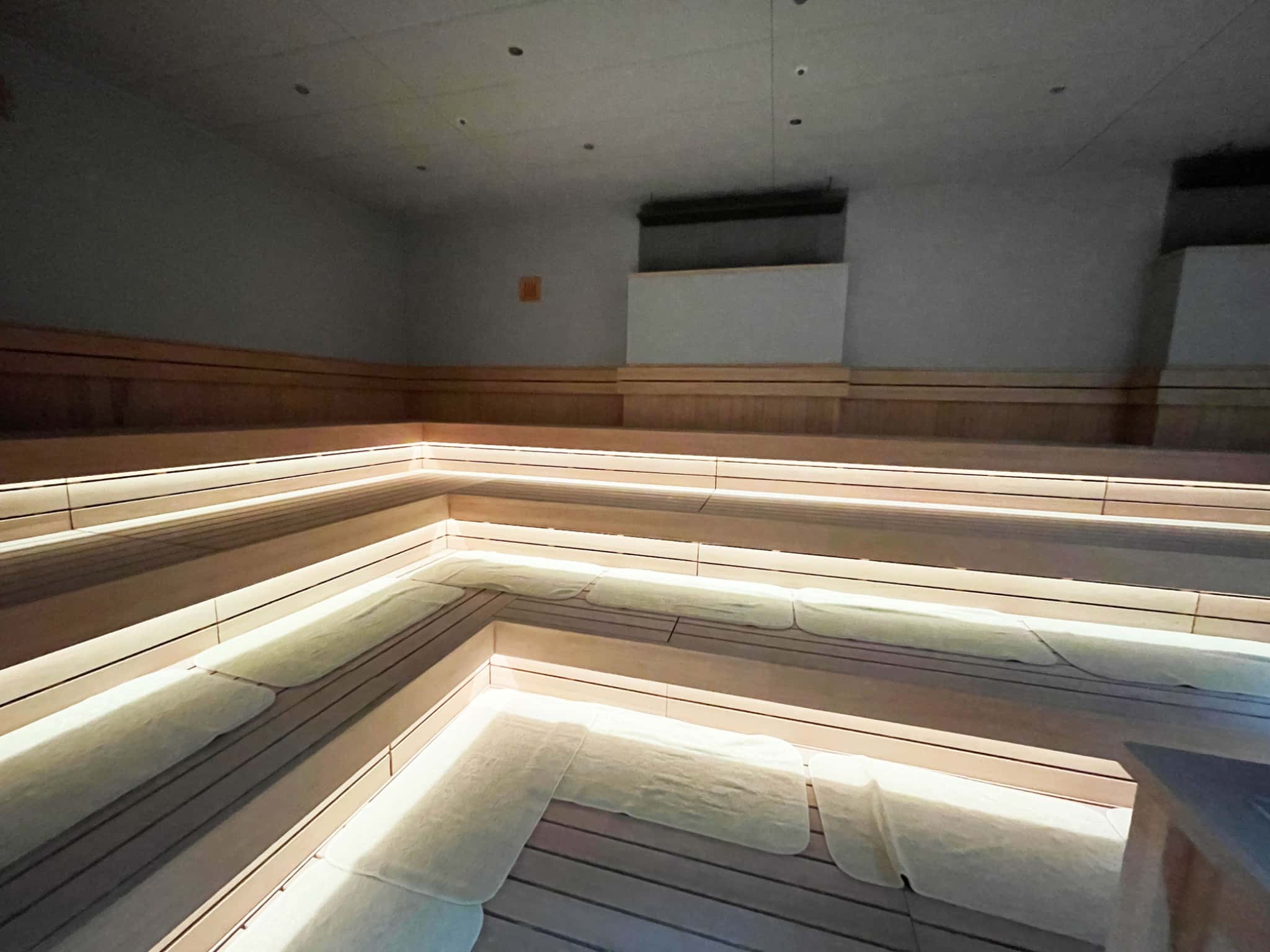 サウナ室内はやわらかい光に包まれています