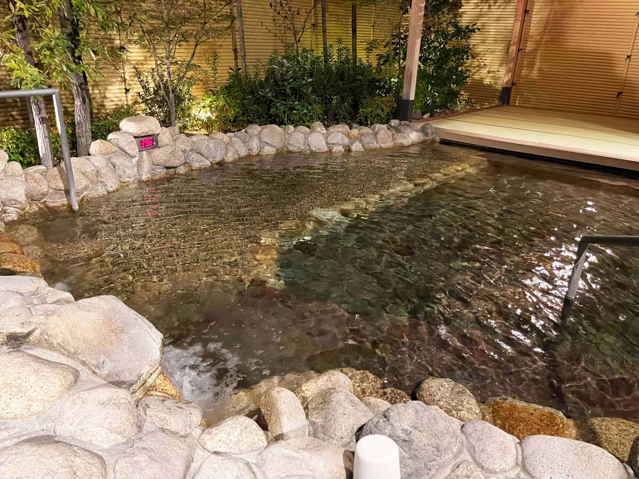 露天風呂の奥には畳が敷かれた外気浴スペースも