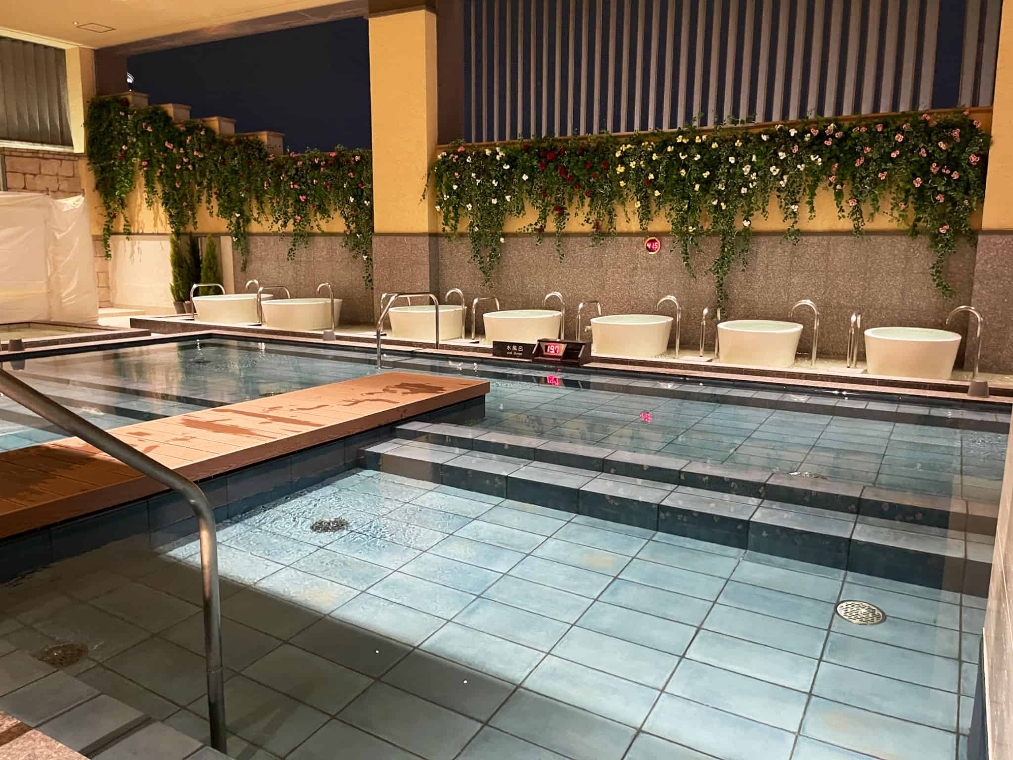 多人数が広々浸かれる水風呂