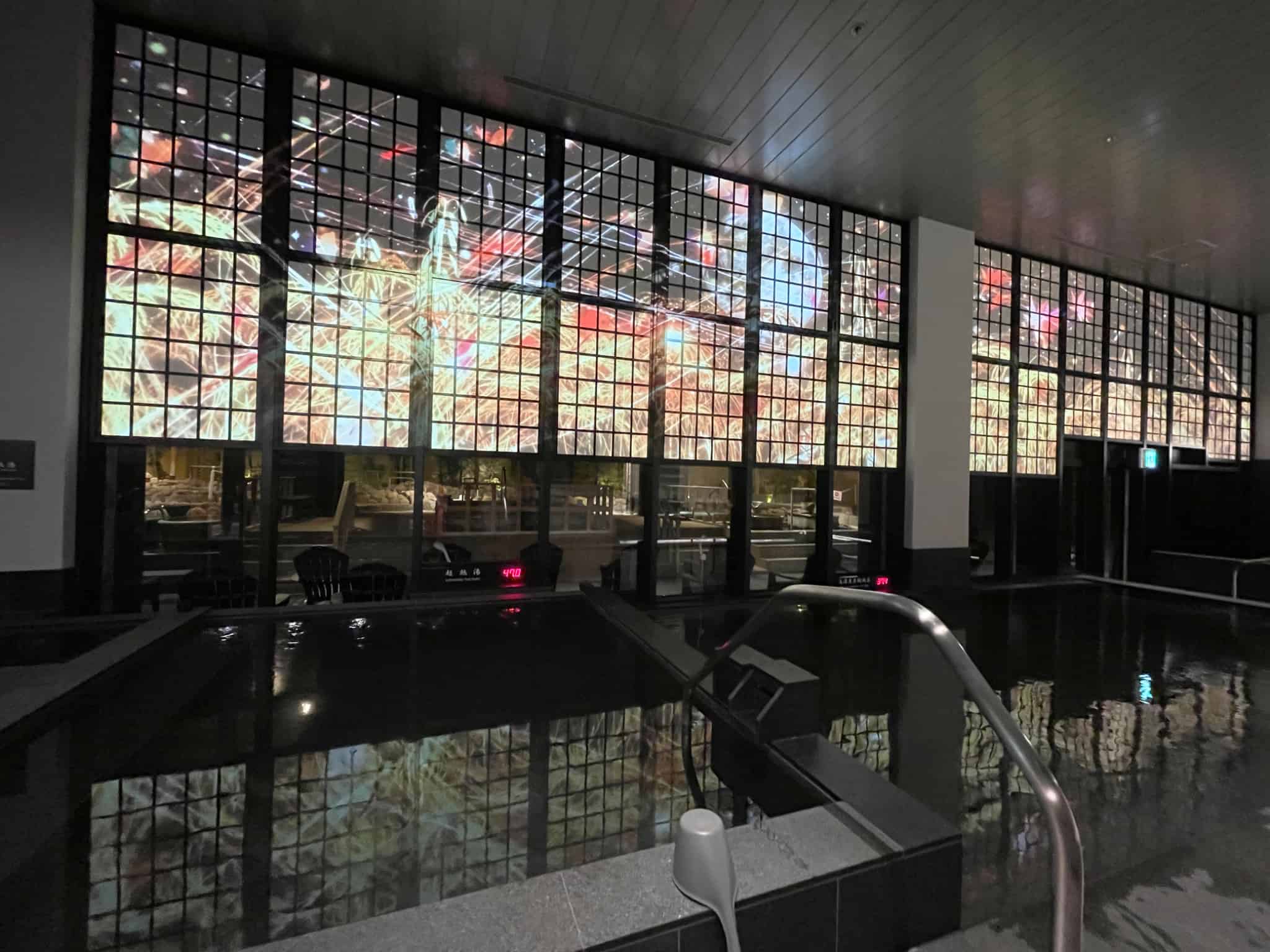 プロジェクションマッピングが始まると幻想的な光に包まれます