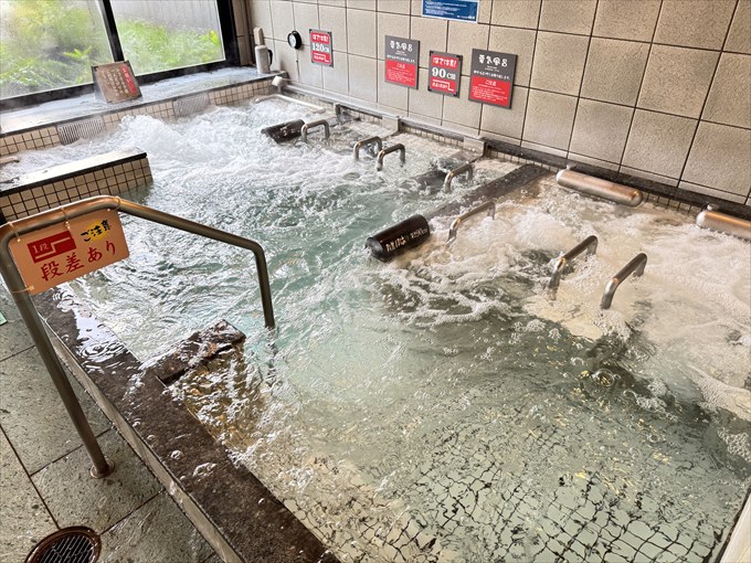 高濃度炭酸泉や広々サウナを備えた内湯