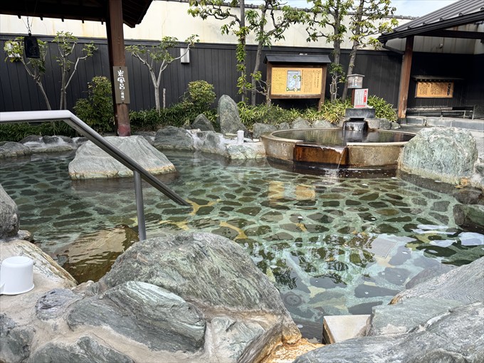 源泉かけ流しの「美肌の湯」が人気の露天エリア