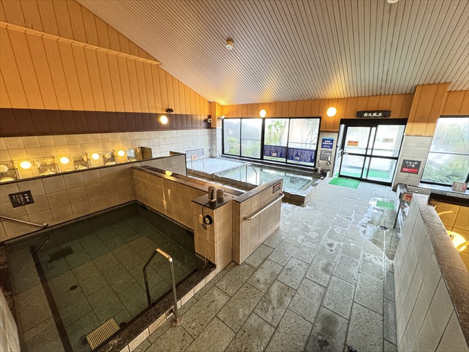 高濃度炭酸泉や広々サウナを備えた内湯