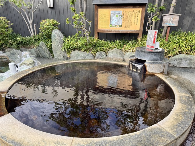 源泉かけ流しの「美肌の湯」が人気の露天エリア