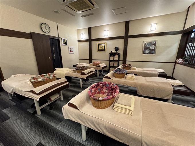 お休み処にリラクゼーション、カットサロンなど、そのほかの施設も充実