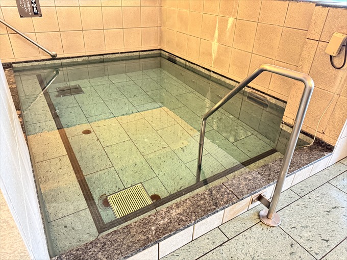 高濃度炭酸泉や広々サウナを備えた内湯