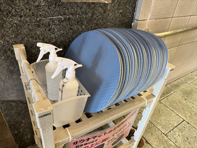 高濃度炭酸泉や広々サウナを備えた内湯