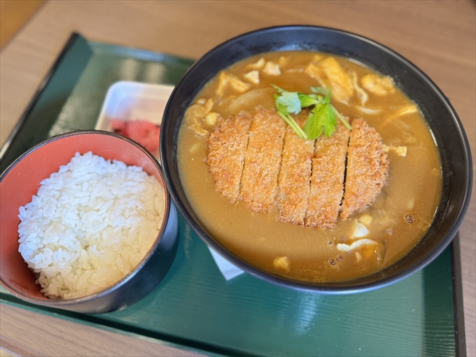 ヘルシー系からガッツリ系まで、メニュー充実の食事処