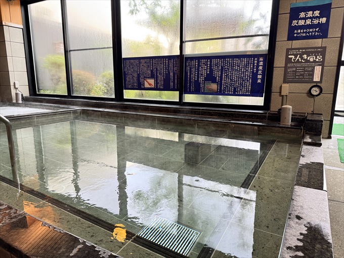 高濃度炭酸泉や広々サウナを備えた内湯
