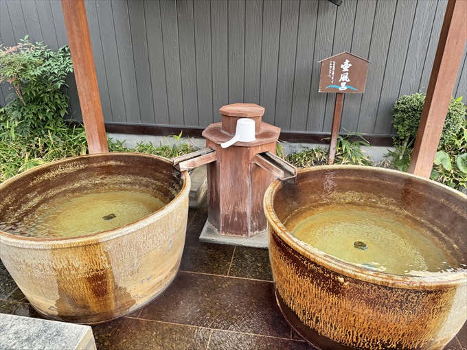 源泉かけ流しの「美肌の湯」が人気の露天エリア