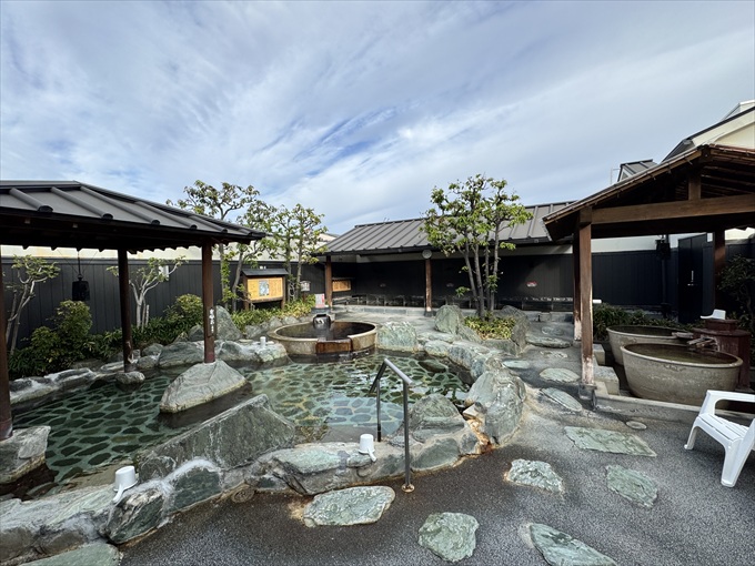 源泉かけ流しの「美肌の湯」が人気の露天エリア