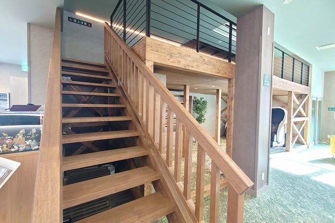 休憩エリアの階段