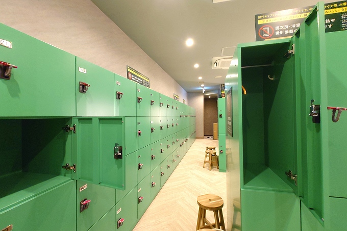 女性用脱衣室のロッカー