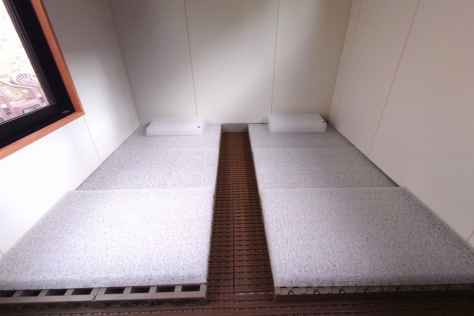 ととのい小屋のベッド