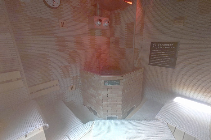 男性用浴室のサウナ